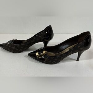 Gorgeous monogram Louis Vuitton canvas captoe button pumps beautiful condition